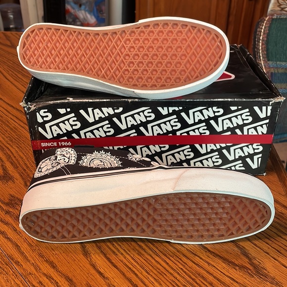 Vans Chukka Boot unisex in paisley skulls w 6.5, M 5 new with tags and box - Picture 7 of 14